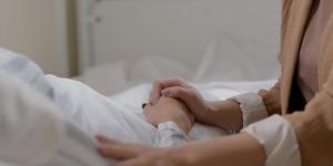 4 maneras de cuidar a una persona al final de su vida