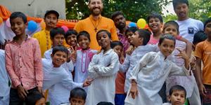 En Inde, le père Laurent Bissara fait grandir la joie au cœur de la misère