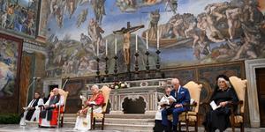Historyczny moment: Papież i król Karol modlą się razem w Kaplicy Sykstyńskiej