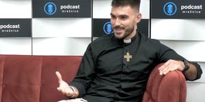 Iz zakristije na TikTok: “Zakaj bi bil kot duhovnik dolgočasen?”