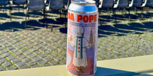 El Papa León recibe latas de cerveza “Da Pope” elaborada en su honor
