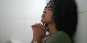 6 maneiras fáceis de orar se você estiver espiritualmente cansado em 2026