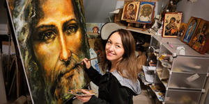 “Soy el lápiz de Dios”, dice Anna, pintora de la Divina Misericordia