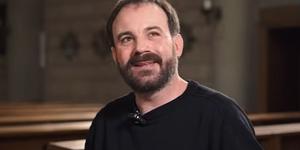 Pretresljiva vrnitev h Kristusu: “Jezus me je našel na tleh, v blatu, v sramu – in me dvignil”