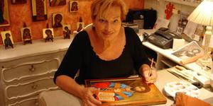 Des icônes aux santons sur galet, l’univers tout en douceur de Martine Gaussen
