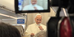 El Papa León comparte un libro que revela “quién es Prevost”
