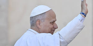 Roll up your sleeves this Advent, invites Pope