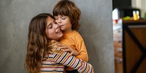 Cómo tener una hermana te hace mejor persona, según un estudio