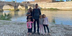 Še pred poroko ji je namignil, da bo z njim dobila tudi nasad češenj