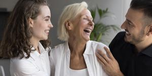 Comment s’organiser dans la fratrie pour prendre soin de ses parents qui vieillissent ?