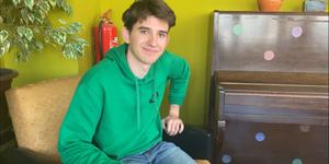 Matej goreče pričuje, četudi jecljaje: “Ne pozabljam tega, kar je Bog storil zame”