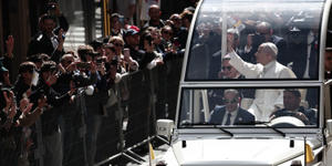 Où voir passer le Pape en papamobile à Lourdes ?