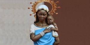 La historia de la bella estatua africana de la Virgen María