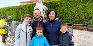 Življenje s štirimi fanti, skupnostjo in vero: “Razdajanje mi je bilo položeno v zibelko”