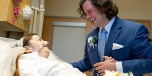 Ela recebeu um transplante de coração no hospital após o casamento.