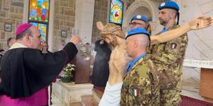 Au Liban, des soldats de la Finul redonnent un visage à la statue du Christ profanée