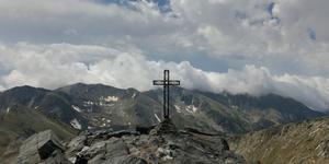 Les croix de montagne, entre silence des cimes et débats bien terrestres