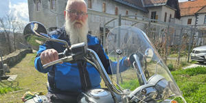 Ko so prišli k njemu po blagoslov, si je najprej izprosil en krog z motorjem