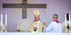 ¿Quién diseña y custodia la misa del Papa cuando viaja a otro país?