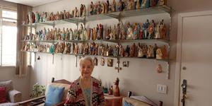 À 95 ans, Maria évangélise avec ses 500 statues de la Vierge
