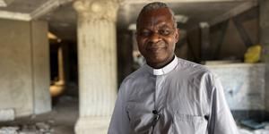 El sacerdote George edifica un centro de sanación en África