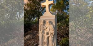 Cotignac : une Sainte Famille gravée dans la pierre pour consoler les pères
