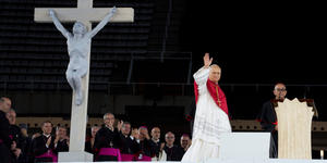Le Pape devant le Christ souffrant de la Sagrada Família