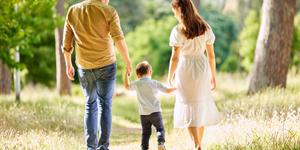 ¿Por qué muchas madres ocultan los rostros de sus hijos en redes sociales?