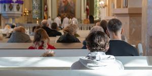 Los fieles laicos otorgan al sacerdote el mandato de celebrar la Misa