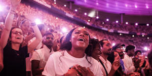 Au Stade de France, 80.000 jeunes réunis pour une veillée inoubliable avec Léon XIV