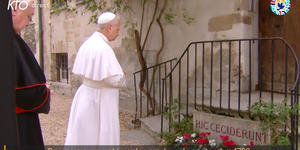 Léon XIV récite un Notre-Père dans l’église Saint-Joseph des Carmes