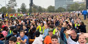 “On a trop hâte de voir le Pape” : 8.000 jeunes de FRAT vibrent avant la messe de Léon XIV