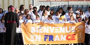 Ils entonnent un “Je vous salue Marie” en présence d’Emmanuel Macron en attendant le Pape