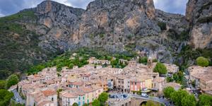 À Moustiers-Sainte-Marie, Marie veille au creux des rochers