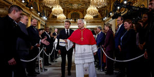 Pope takes up France’s secularity in address to politicians