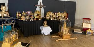 Tous les saints de France (en chair) et en os dans une petite pièce du Stade de France
