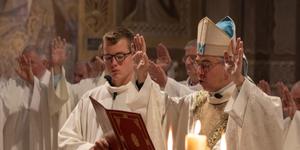 “Une expérience extraordinaire” : Charles va servir la messe de Léon XIV