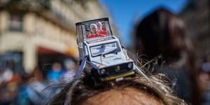 Tous les coups sont permis pour se faire voir par le Pape !