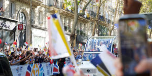 Chants, drapeaux et acclamations… une foule en liesse lors de la déambulation 
