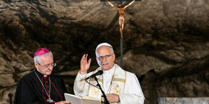 La belle prière pour la France du Pape devant la grotte de Lourdes