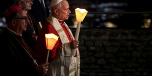 León XIV concluye su visita a Lourdes con una procesión con antorchas