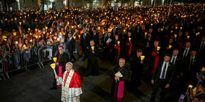 La messe à Lourdes commence devant 150.000  fidèles