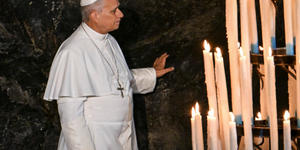 Le rocher, l’eau et la lumière : à Lourdes, Léon XIV effectue les trois gestes du pèlerin