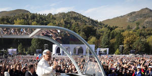 À Lourdes, la papamobile rapproche Léon XIV des pèlerins