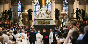 Une entrée dans Notre-Dame sous le signe du recueillement