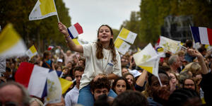 Hundreds of thousands line Paris streets to see Pope