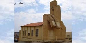 Non, cette église ne vous montre pas du doigt