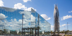 En Californie, une étonnante cathédrale de cristal pour la gloire de Dieu