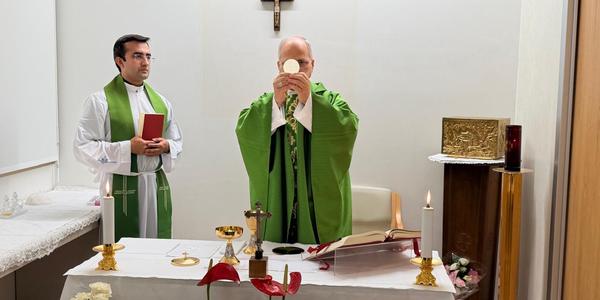 O Vaticano publica imagens de Leão XIV celebrando missa no hospital