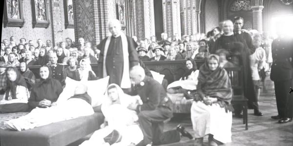 Płakali ze szczęścia, że znów są w kościele. Szklane klisze ze zdjęciami przeleżały na strychu niemal 100 lat